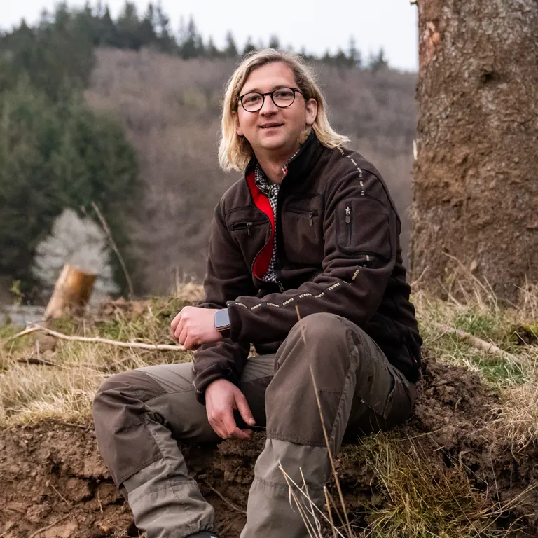 Geleitet wird der Forstdienstleister VitaForst von Sven Bung, staatlich geprüfter Forstwirt und Forstingenieur sowie anerkannter Ausbilder und Auditor in Bereichen wie PEFC, FSC und Baumpflege.